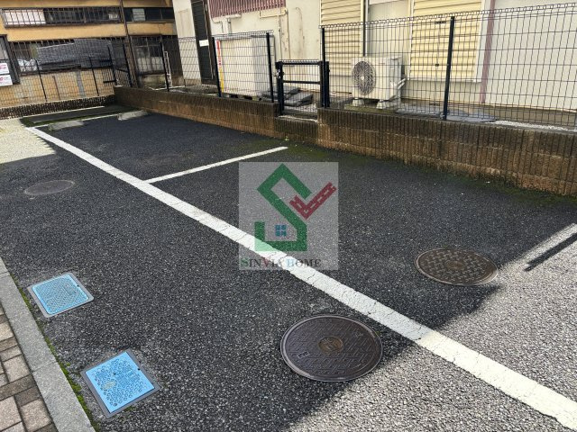 レフィナードトーレの駐車場