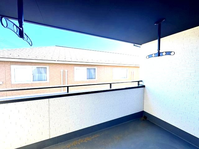 グラファーレ前橋市朝日が丘町　1号棟のバルコニー|バルコニー付きです☆南面なので洗濯物が良く乾きますよ！屋根付きで急な雨でも洗濯物が濡れずに安心♪