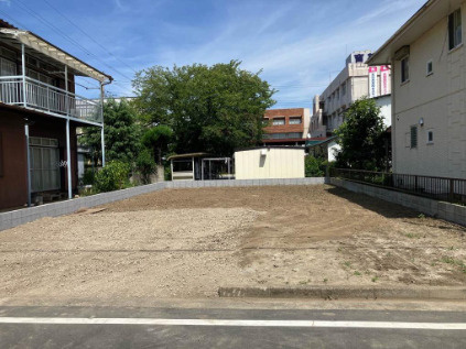 グラファーレ前橋市朝日が丘町　1号棟の前面道路含む現地写真|前面道路も広々していて車の出し入れもしやすいですよ！