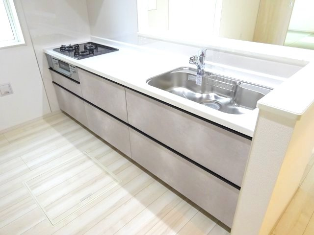 グラファーレ前橋市朝日が丘町　1号棟のキッチン|【イメージ画像】人気のカウンターキッチン採用です☆
コンロも３口ご用意しています！調理スペースも広くストレスなくお料理できます。
浄水器つきなので美味しいお水も飲めますよ♪