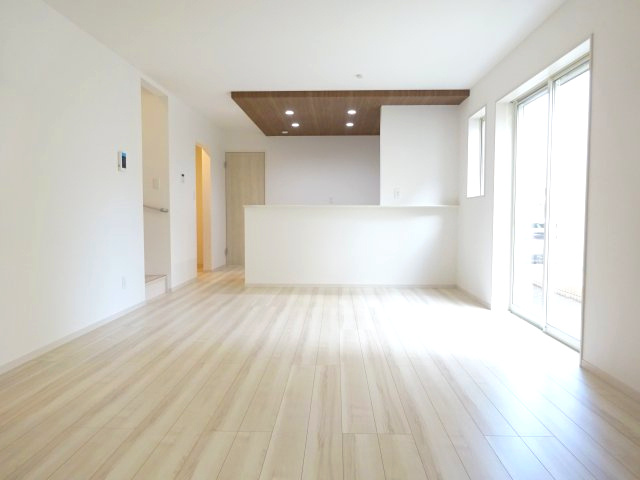 グラファーレ前橋市朝日が丘町　1号棟の居間・リビング|【イメージ画像】16帖のリビングです。カウンターキッチンなのでお料理をしながら会話もできます。
夕食の支度をしながら、お子様の様子も見られて自然と会話も増えますよ♪