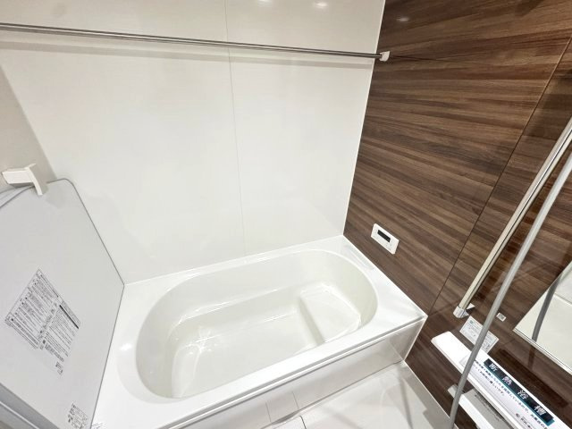 グラファーレ前橋市朝日が丘町　1号棟の浴室|【イメージ画像】１坪タイプのフルオートバスです！
足を延ばして入れる広さなので一日の疲れも癒されますよ♪
室内物干しや浴室乾燥機もあるのでお天気の悪い日にはランドリースペースとしてもご利用できます！