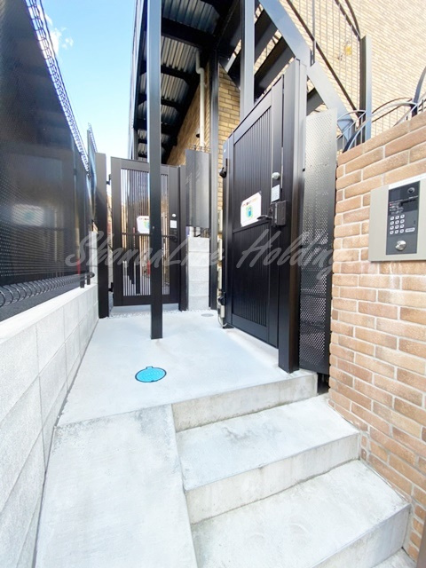横浜市戸塚区矢部町のアパートのエントランス