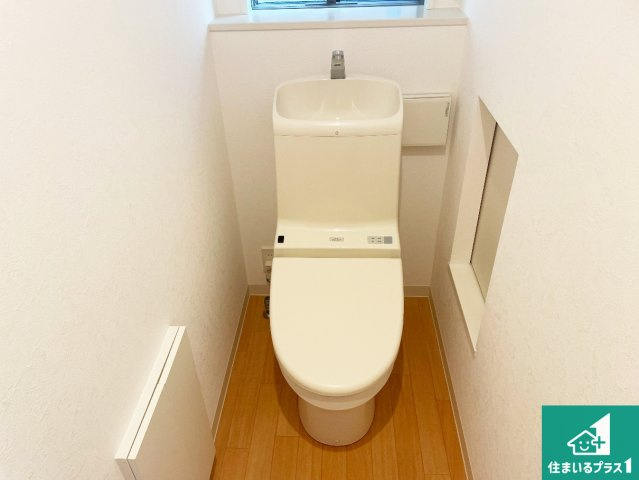 加古川市野口町水足　中古一戸建てのトイレ|1・2階の2ヶ所にあるので、朝の忙しい時間の順番待ちもなく、深夜の利用にも大変便利です。