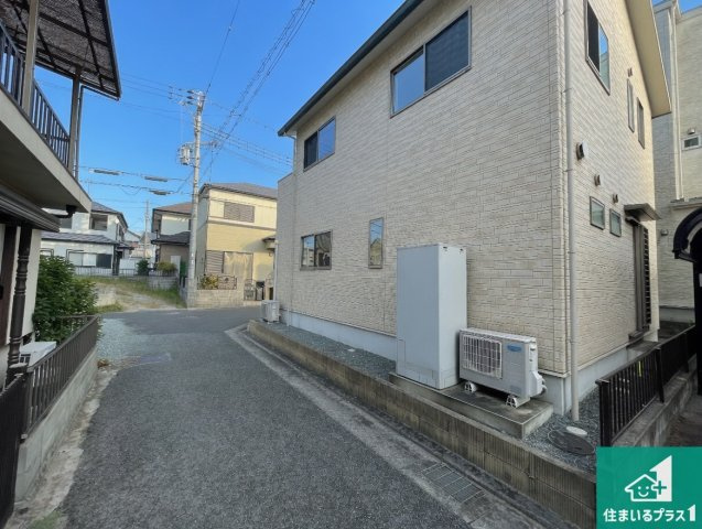 加古川市野口町水足　中古一戸建ての前面道路含む現地写真|周辺は閑静な住宅街！前面道路広々で車の出し入れも便利です。駐車が苦手な方でも安心して車庫入れできます！