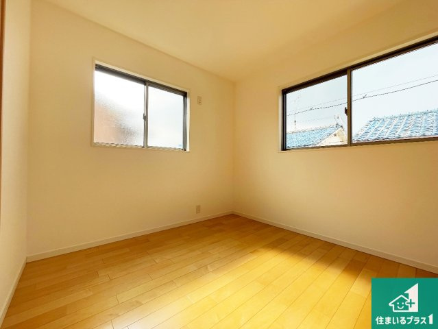 加古川市野口町水足　中古一戸建ての洋室|シンプルな洋室は、自分好みのインテリアが楽しめます♪ご家族とインテリアや家具を選びに行くのは購入時の醍醐味の一つです。ぜひお楽しみください♪