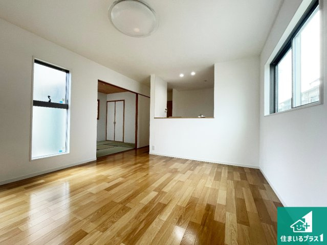 加古川市野口町水足　中古一戸建ての居間・リビング|日当たり良好の明るいリビングで朝の目覚めもスッキリできそう！対面キッチンでご家族のコミュニケーションも自然と増える設計！小さなお子様が遊ぶスペースを作っても広々とくつろげるLDK！