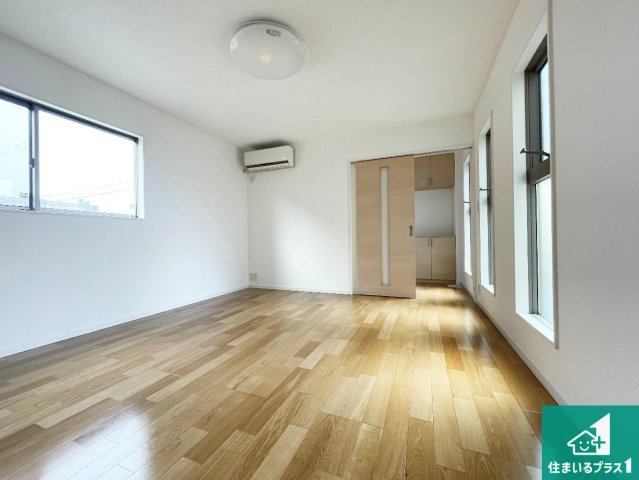 加古川市野口町水足　中古一戸建ての居間・リビング|明るいリビングで朝の目覚めもスッキリできそう！対面キッチンでご家族のコミュニケーションも自然と増える設計！小さなお子様が遊ぶスペースを作っても広々とくつろげるLDK！