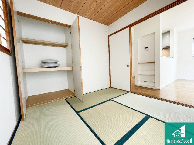 加古川市野口町水足　中古一戸建ての和室|一室あると便利な和室は客間としてだけでなく、小さなお子様のプレイルームや食後のくつろぎスペースとしてもご利用いただけます。収納もついていますので大活躍間違いなし！