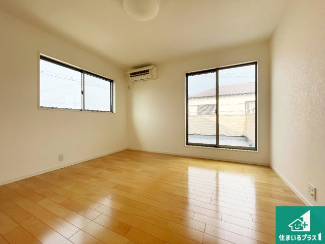 加古川市野口町水足　中古一戸建ての洋室|シンプルな洋室は、自分好みのインテリアが楽しめます♪ご家族とインテリアや家具を選びに行くのは購入時の醍醐味の一つです。ぜひお楽しみください♪