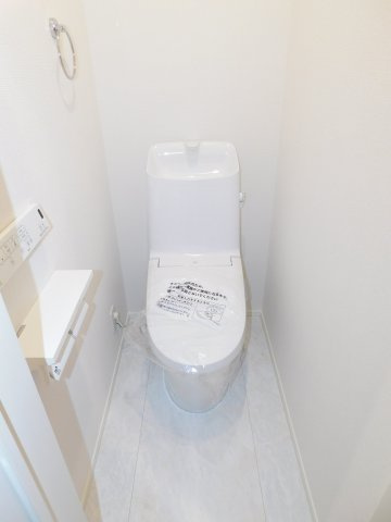 名古屋市南区元桜田町１丁目の新築一戸建のトイレ|◇トイレ◇　　１・２階シャワートイレ・節水タイプ・リモコンパネル付き