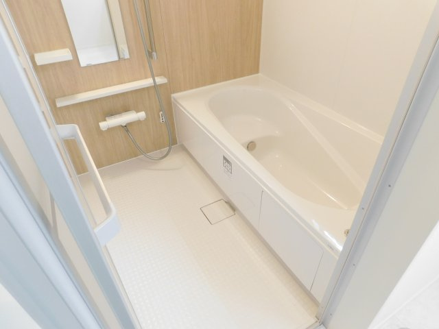 名古屋市南区元桜田町１丁目の新築一戸建の浴室|◇浴室◇　　システムバス（ＬＩＸＩＬ）・浴室暖房乾燥機・保温浴槽・エコベンチ浴槽・追い焚き機能・スライドバーシャワー・キレイサーモフロア・オートバス・バリアフリーバス・浴室窓あり
