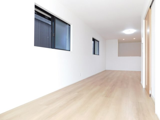 名古屋市南区元桜田町１丁目の新築一戸建の居間・リビング|◇リビング◇　　明るく広いリビング２２．２帖　大きな窓の開放感のある空間♪