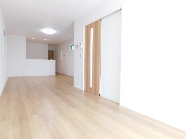 名古屋市南区元桜田町１丁目の新築一戸建の居間・リビング|◇リビング◇　　明るく広いリビング２２．２帖　足元から温まる床暖房付き！