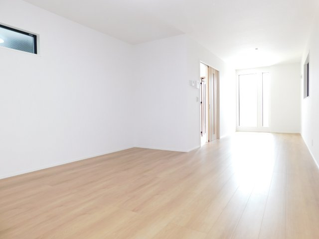 名古屋市南区元桜田町１丁目の新築一戸建の居間・リビング|◇リビング◇　　明るく広いリビング２２．２帖　三面採光の開放感のあるリビング！