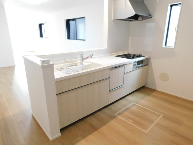 名古屋市南区元桜田町１丁目の新築一戸建のキッチン|◇キッチン◇　　広いキッチンスペース！！　対面式キッチン・人造大理石カウンター・お手入れらくらくシンク・浄水器一体型水栓・ガラストップコンロ（３口）・食器洗浄乾燥機・ソフトモーションレール