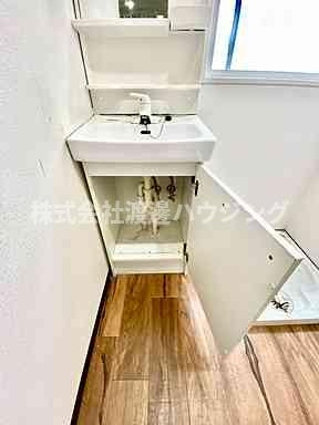 豊南町東３丁目テラスハウスの洗面所|洗面台下部収納