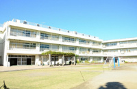 調布市立布田小学校まで729m
