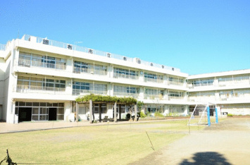 調布市立布田小学校まで729m