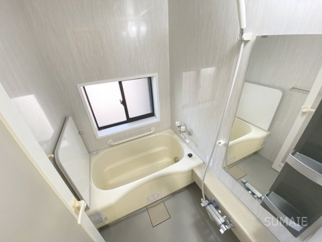 ＡＸＩＳ下町の浴室|窓付きで換気もバッチリ！