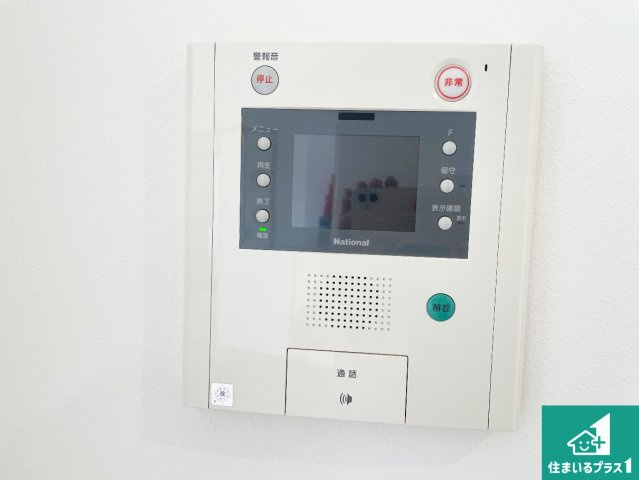デュオプレステージフォンテーヌ宝殿の防犯設備|モニターインターホン！声だけでなく来訪者の姿や顔がモニターで確認できるので、小さなお子様がいらっしゃるご家庭でも安心できます！