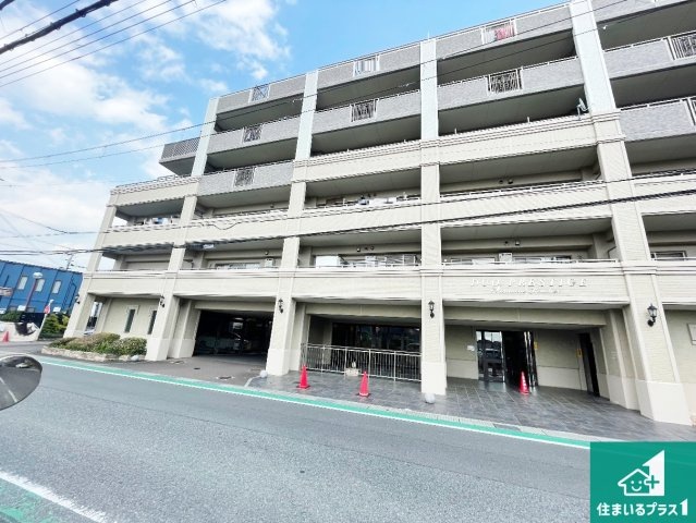 デュオプレステージフォンテーヌ宝殿の外観|周辺は閑静な住宅街！前面道路広々で車の出し入れも便利です。駐車が苦手な方でも安心して車庫入れできます！