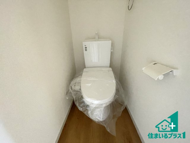 ★17(土)18(日)現地見学可能！★京都市西京区大原野西境谷町　第1期　限定1邸のトイレ|1・2階の2ヶ所にあるので、朝の忙しい時間の順番待ちもなく、深夜の利用にも大変便利です。
