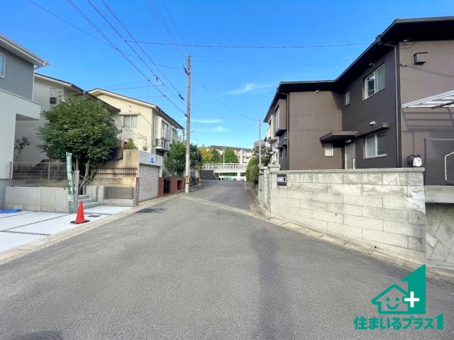 ★17(土)18(日)現地見学可能！★京都市西京区大原野西境谷町　第1期　限定1邸の前面道路含む現地写真|周辺は閑静な住宅街！前面道路広々で車の出し入れも便利です。駐車が苦手な方でも安心して車庫入れできます！