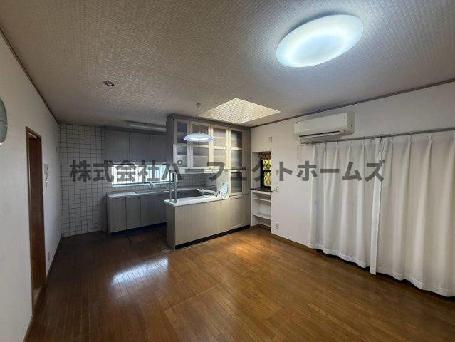 藤が尾3丁目戸建　賃貸の居間・リビング|こちらのリビングで趣味の時間をお楽しみください