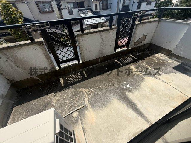 藤が尾3丁目戸建　賃貸のバルコニー|バルコニーからの眺めを楽しみながら食事をしませんか
