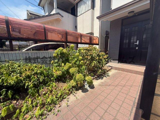 藤が尾3丁目戸建　賃貸のエントランス|ゆとりのあるエントランスです