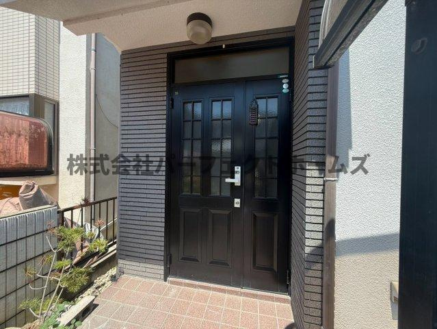 藤が尾3丁目戸建　賃貸の玄関|収納もある玄関です