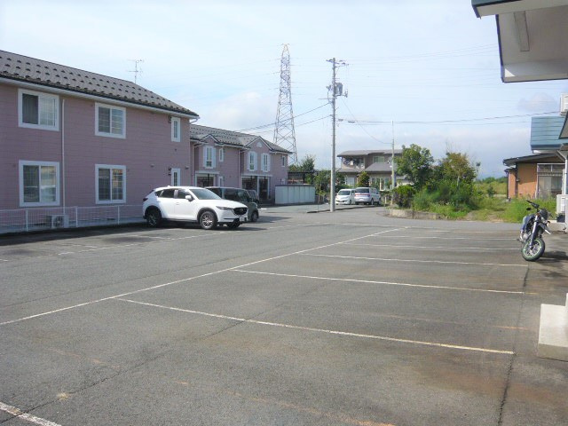 グリーンベルトの駐車場