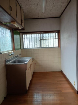 「部屋数豊富」高知市高須3丁目　中古一戸建てのキッチン|2面採光で換気もしやすい快適なキッチン♪