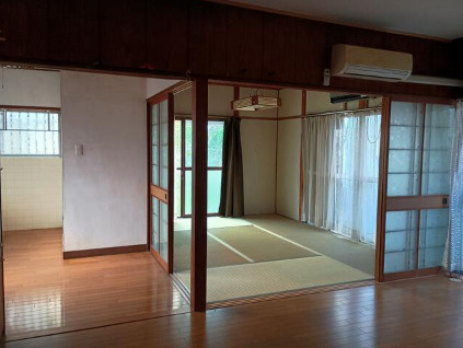 「部屋数豊富」高知市高須3丁目　中古一戸建ての洋室|扉を開放すれば広々とした一体空間に♪