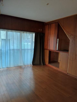 「部屋数豊富」高知市高須3丁目　中古一戸建ての洋室|温かみのある木目調フロア。