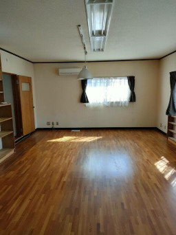 「部屋数豊富」高知市高須3丁目　中古一戸建ての洋室|インテリアを自由自在に楽しめる広い洋室。