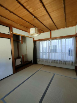 「部屋数豊富」高知市高須3丁目　中古一戸建ての和室|陽当り良好で大きな押し入れを備えた和室。