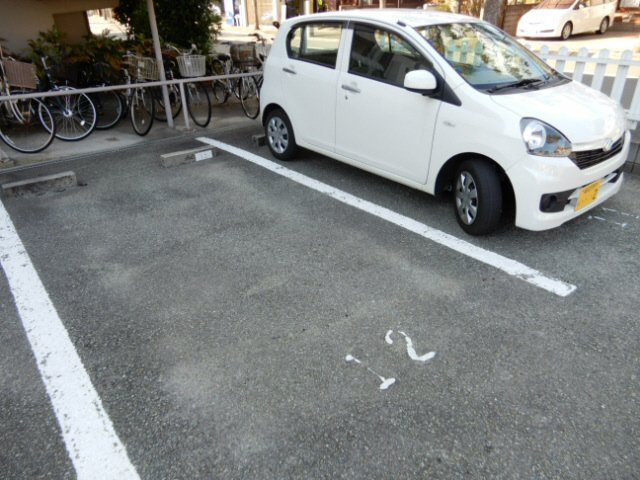 コスモハイツの駐車場