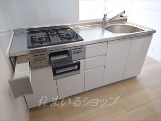サンフラワー　B棟のキッチン|３口ガスコンロ・グリル付き
