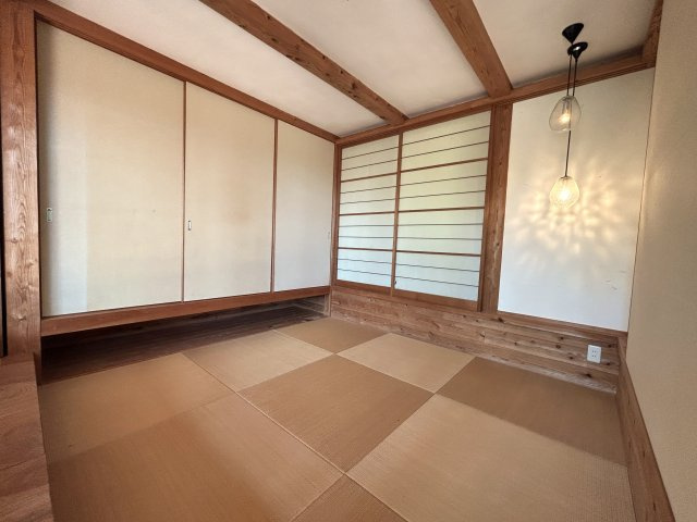 自然と呼応する、圧倒的に独創的な美しさ「住める芸術」　熊本県玉名市山田の和室|漆喰と畳が奏でる静寂。凛とした空気の中で、心を静かに整えるための特別な一室です。