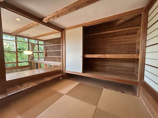 自然と呼応する、圧倒的に独創的な美しさ「住める芸術」　熊本県玉名市山田の和室|和室にも大容量の収納あり。一段下がった和室空間は、視線が低くなり自然と心が落ち
着く隠れ部屋に。