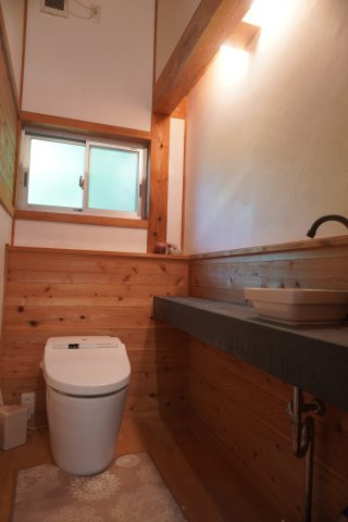 自然と呼応する、圧倒的に独創的な美しさ「住める芸術」　熊本県玉名市山田のトイレ|トイレにも木の温もりを。清潔感とデザインが調和した、洗練の空間。トイレ上にはちょっとし
た秘密が。