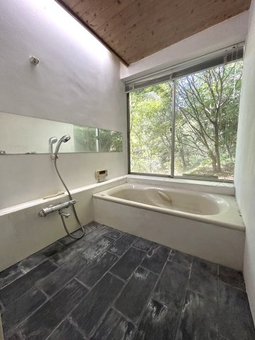 自然と呼応する、圧倒的に独創的な美しさ「住める芸術」　熊本県玉名市山田の浴室|森に浸かるようなバスタイム。自然と一体になり、心身を解放する至福のデトックスを。