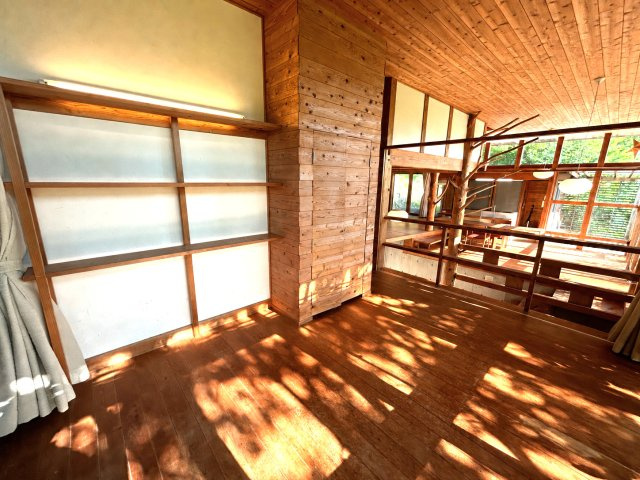 自然と呼応する、圧倒的に独創的な美しさ「住める芸術」　熊本県玉名市山田の洋室|前写真と同室。喰壁を活かした本棚。隠し扉の先に広がる大容量の収納が、秘密基地の
ような遊び心を灯す。