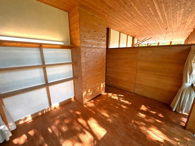 自然と呼応する、圧倒的に独創的な美しさ「住める芸術」　熊本県玉名市山田の洋室|本来の開放感はそのままに、引き戸で空間を仕切り、家族との程よい距離感と静寂を創り
出せます。