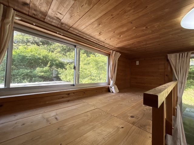 自然と呼応する、圧倒的に独創的な美しさ「住める芸術」　熊本県玉名市山田の子供部屋|ロフトベッドにも光を取り込む窓。どこにいても自然を感じる設計が、健やかで豊かな感性を
育みます。