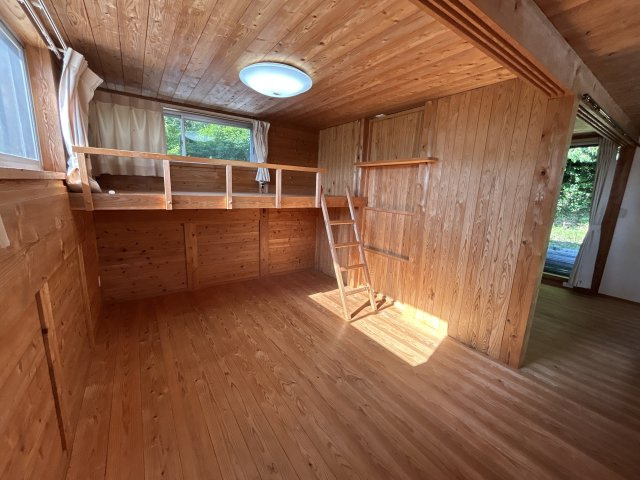 自然と呼応する、圧倒的に独創的な美しさ「住める芸術」　熊本県玉名市山田の子供部屋|もう一つの半開放部屋。間仕切りを取り付ければ、プライベート空間に早変わり。リアルな
生活への配慮も◎