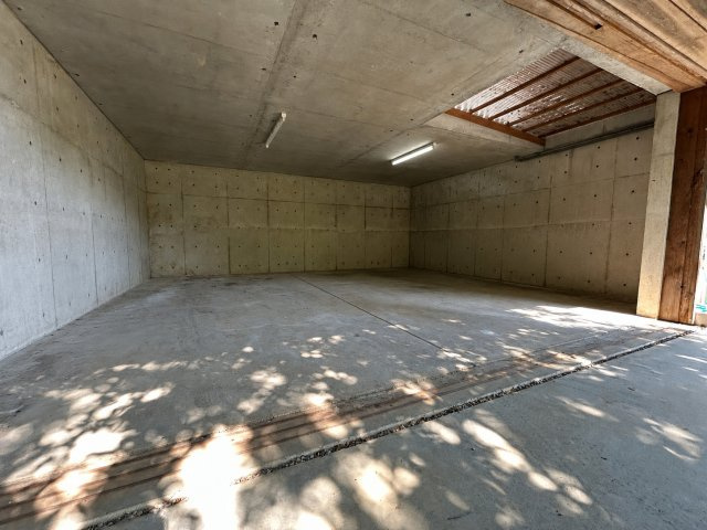 自然と呼応する、圧倒的に独創的な美しさ「住める芸術」　熊本県玉名市山田の駐車場|普通車2台収容可能なビルトインガレージ。愛車や趣味の道具を安心して預けられる、強
固な空間です。