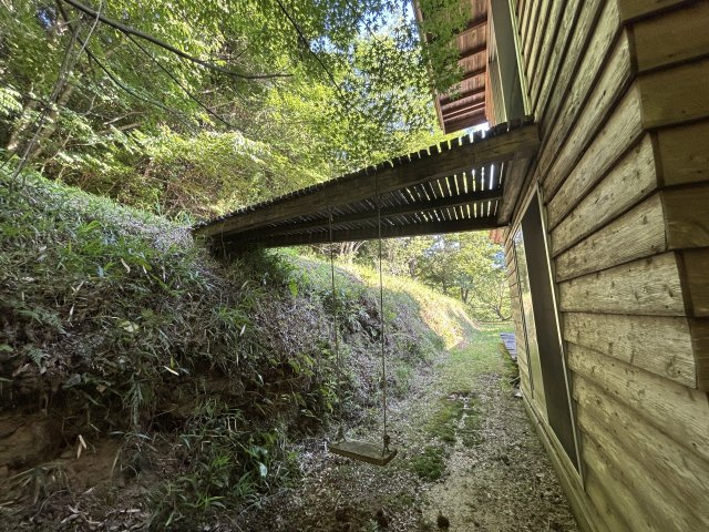 自然と呼応する、圧倒的に独創的な美しさ「住める芸術」　熊本県玉名市山田のその他|2階から外へのアプローチ。空中散歩道。遊び心あるブランコに揺られ、童心に帰る至福の
ひとときを。